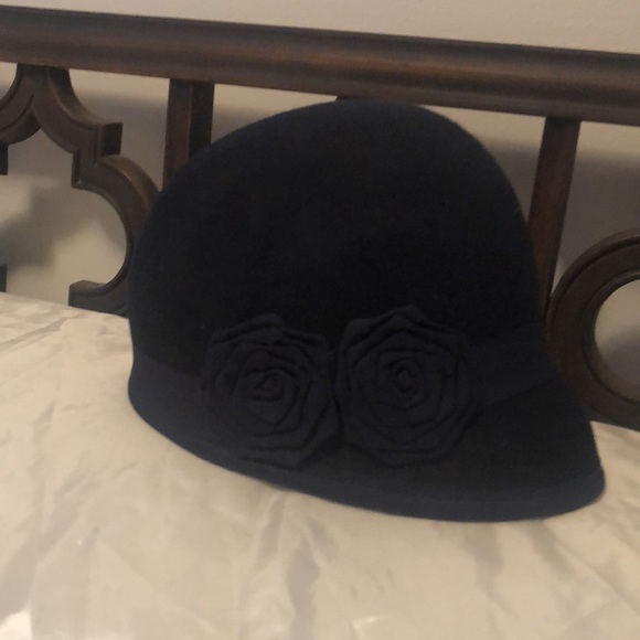 Cute little navy hat with one sided flower accent. 100% wool - Picture 4 of 4